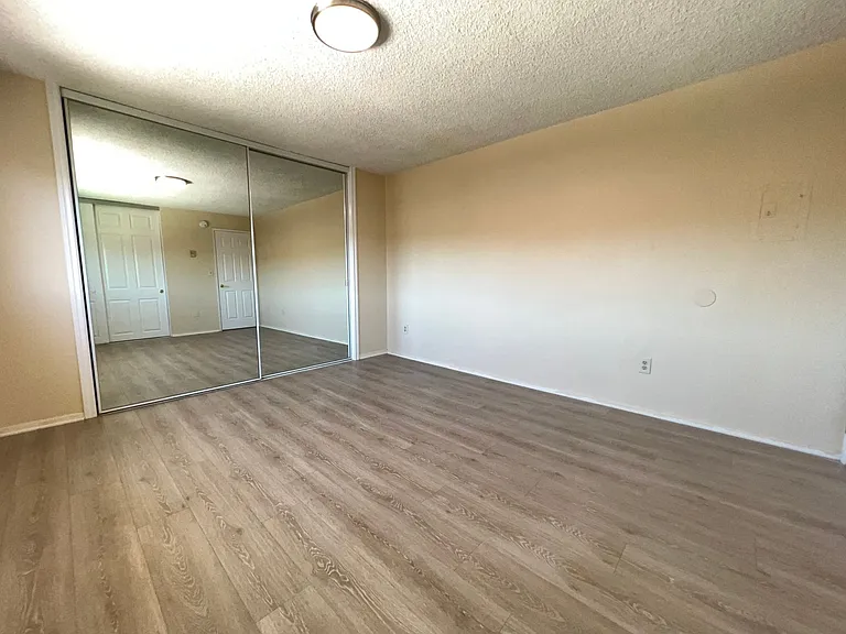 1025 W 8th St — Photo 2