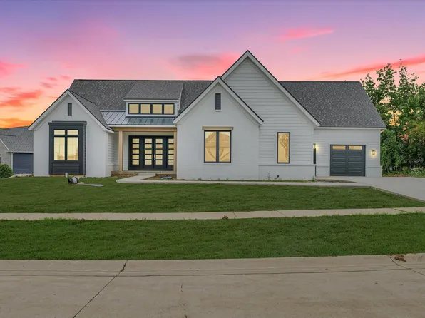 2116 Slade Ln, Mahomet, IL 61853