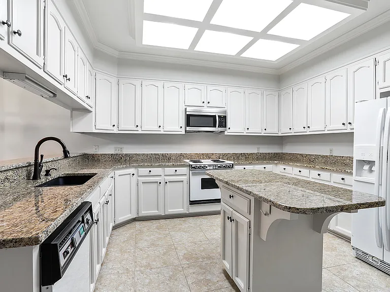 10735 Erin Vale Ave — Photo 6