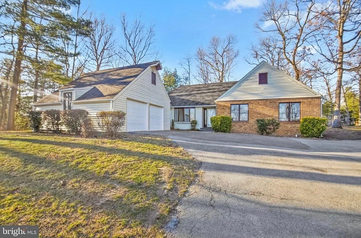 3 bed, 3.0 bath, $2,200 — Photo 1