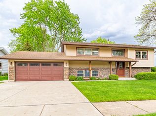 297 Parkchester Rd, Elk Grove Village, IL 60007