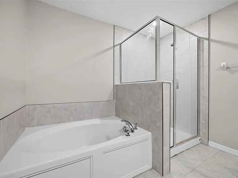 724 Royal Empress Dr — Photo 21