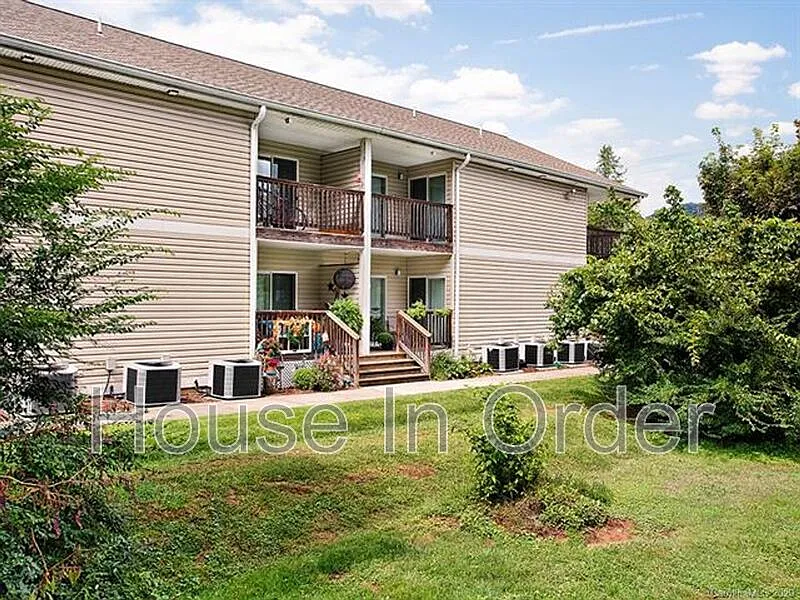 2 bed, 1.0 bath, 774 sqft, $1,395 — Photo 2
