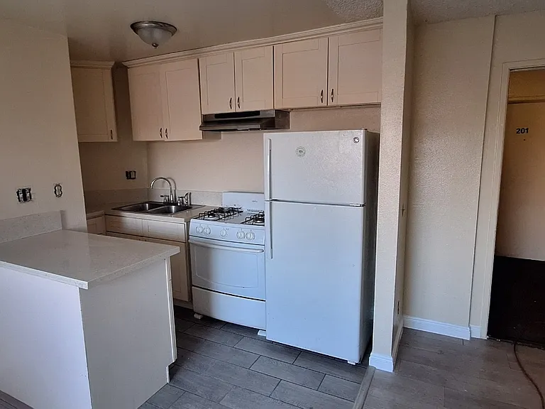 207 N Kenmore Ave #202 — Photo 3