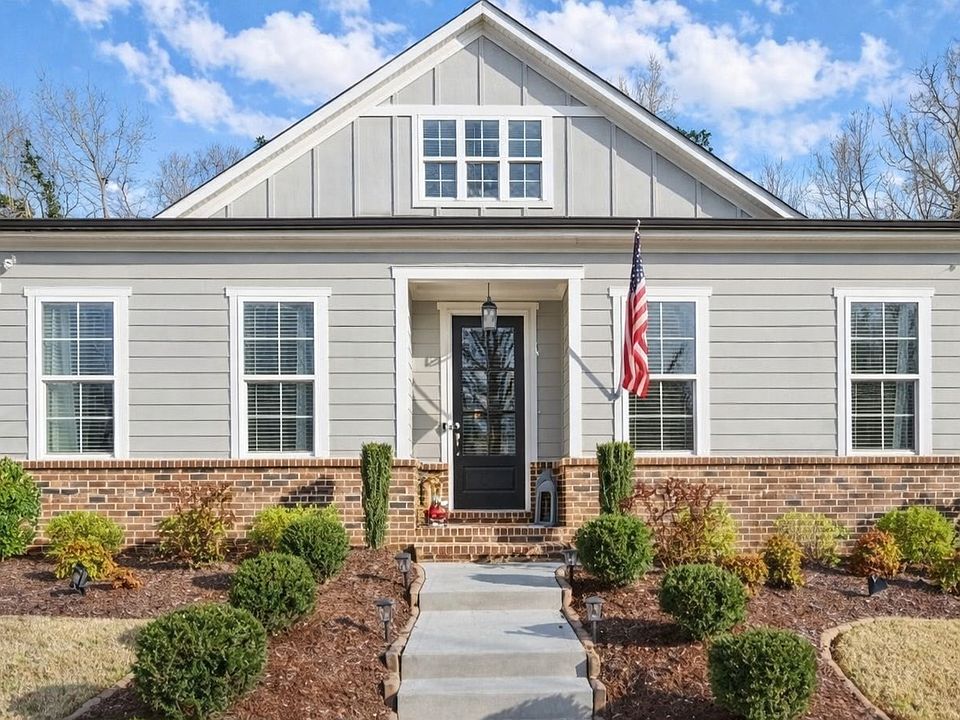 1st image of 317 Edgewater Dr