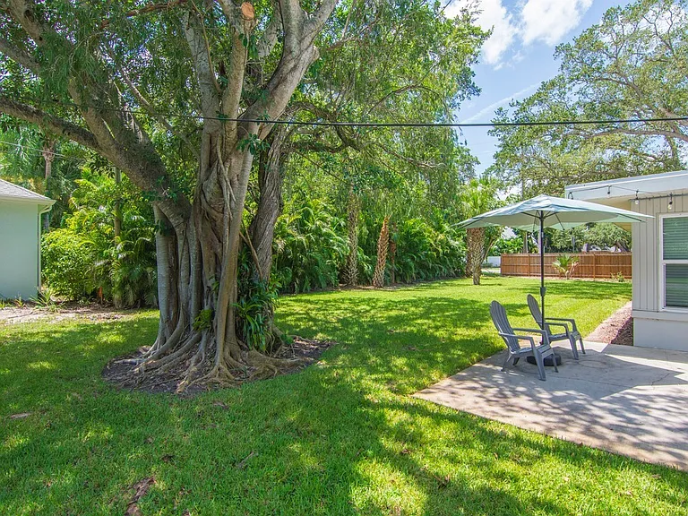 706 Iris Ln — Photo 25
