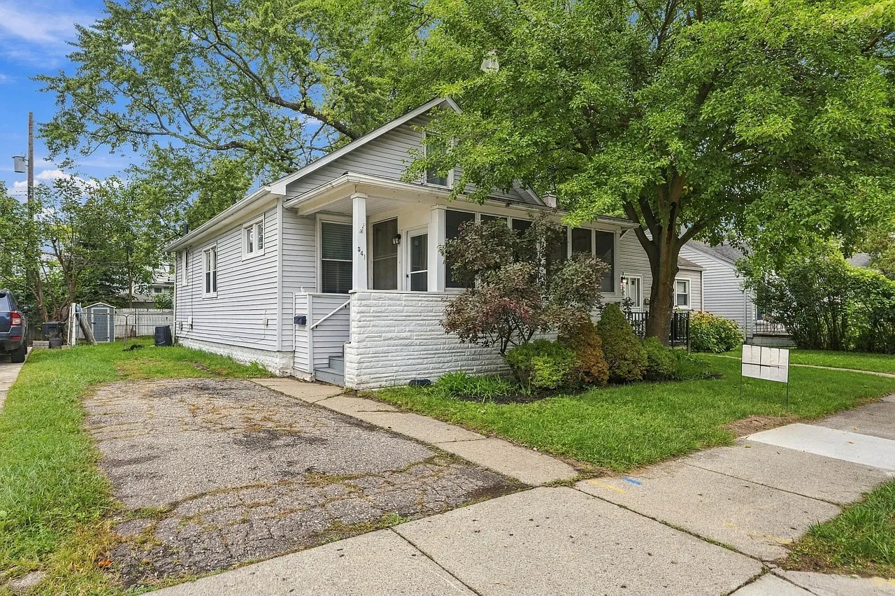3 bed, 1102 sqft, $2,000 — Photo 1