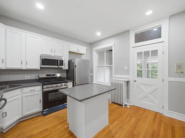 1915 W Lunt Ave #2 — Photo 9