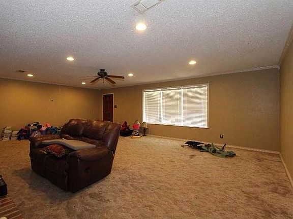 3rd image of 209 Sandalwood Ln