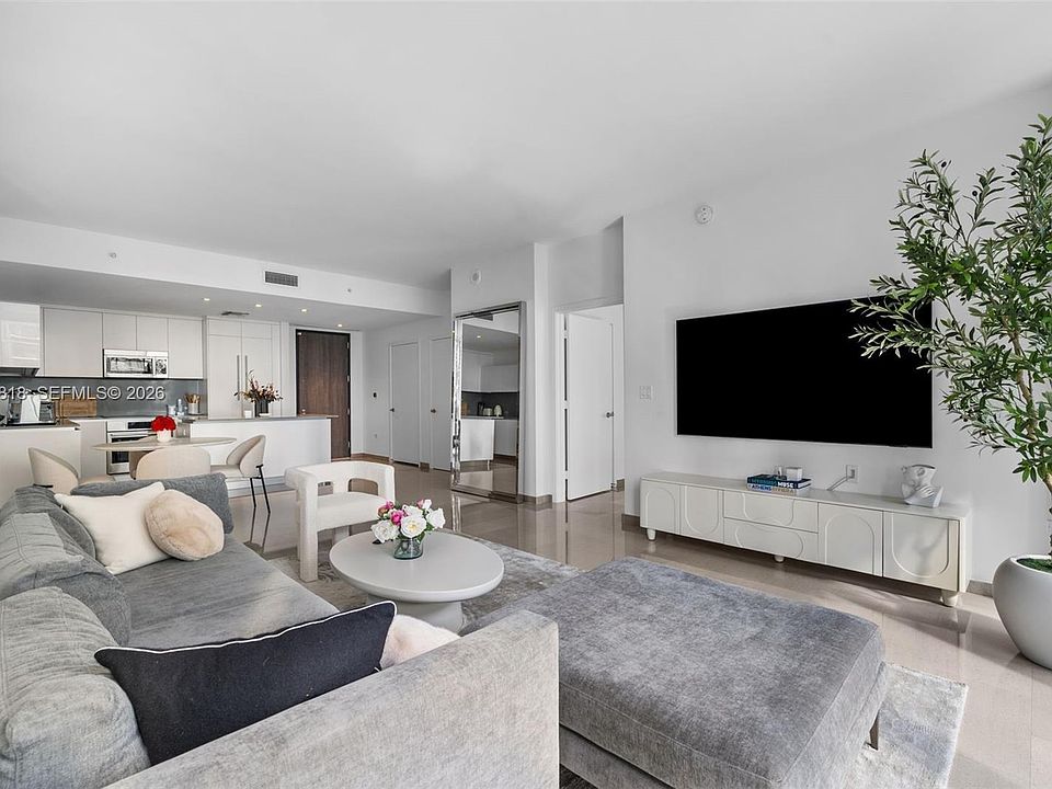 1st image of 88 SW 7th St APT 809