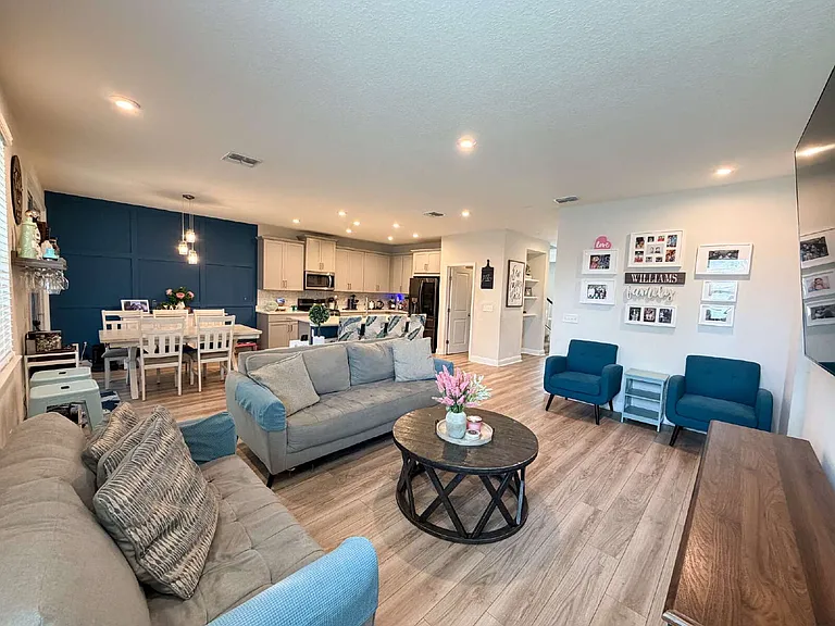 467 Blue Daze St — Photo 4