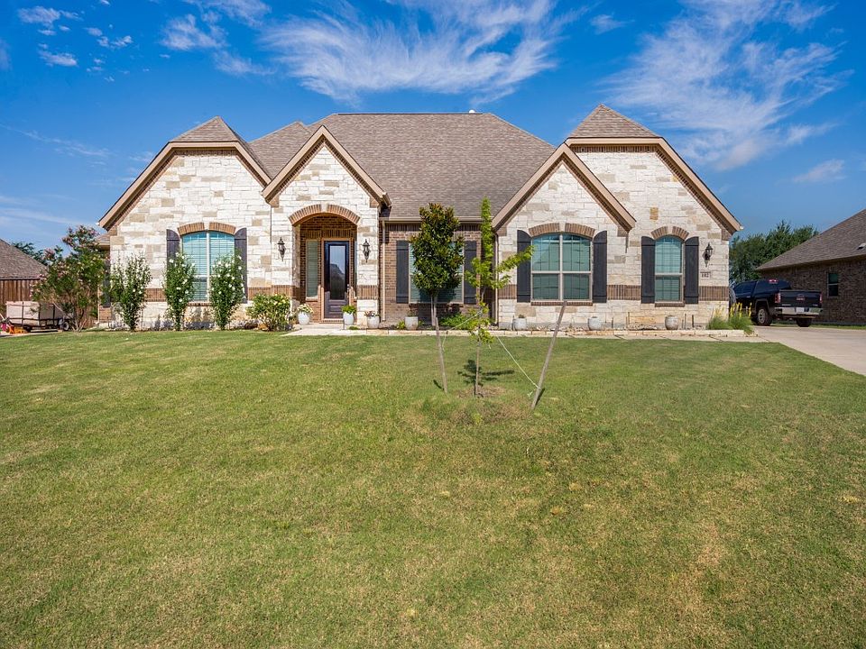 1st image of 102 White Oak Dr