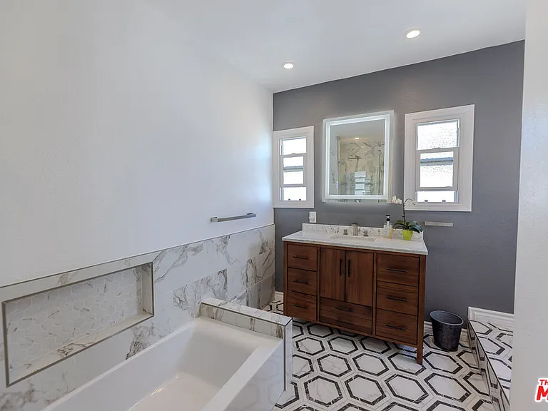 1067 S Sycamore Ave — Photo 34
