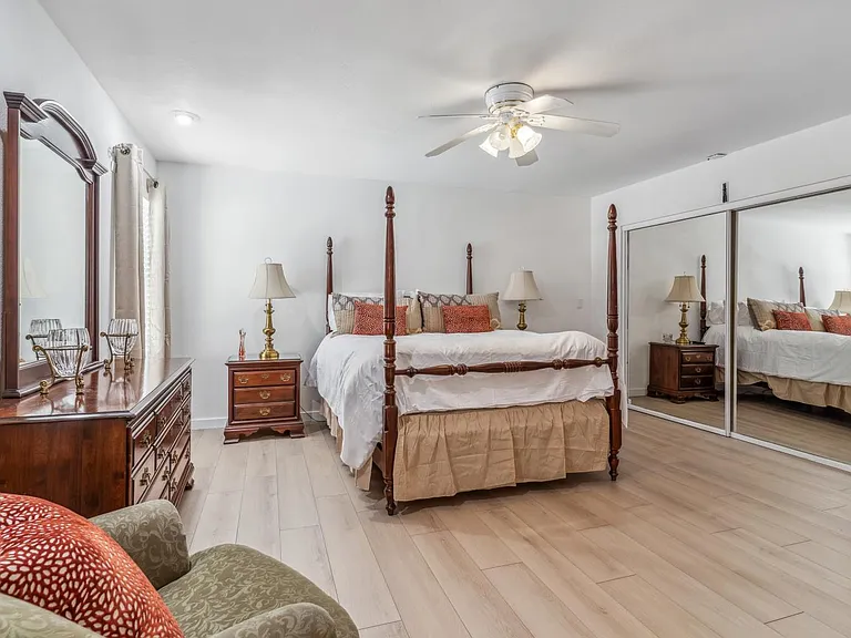 1739 N Palm Dr — Photo 16