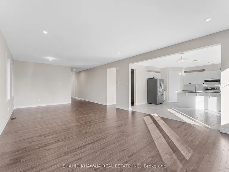 93 Hackamore Cres — Photo 8
