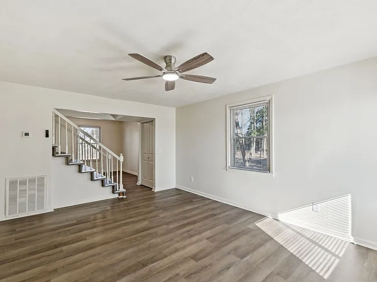 1421 Huntington Dr — Photo 4