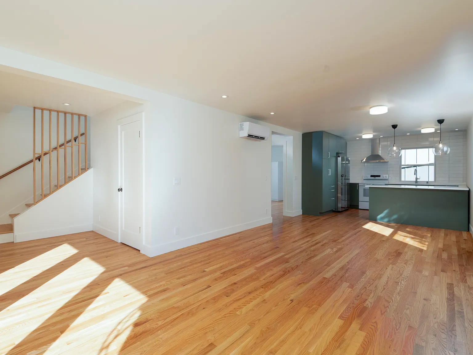 4 bed, 2200 sqft, $4,895 — Photo 4