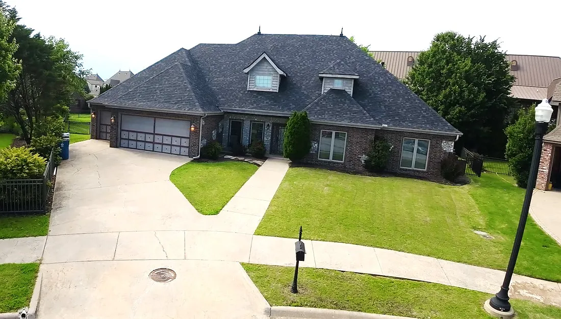300 SW Bordeaux Court — Photo 3