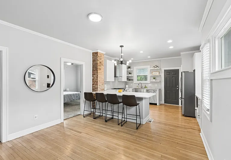1424 NE 8th St — Photo 4