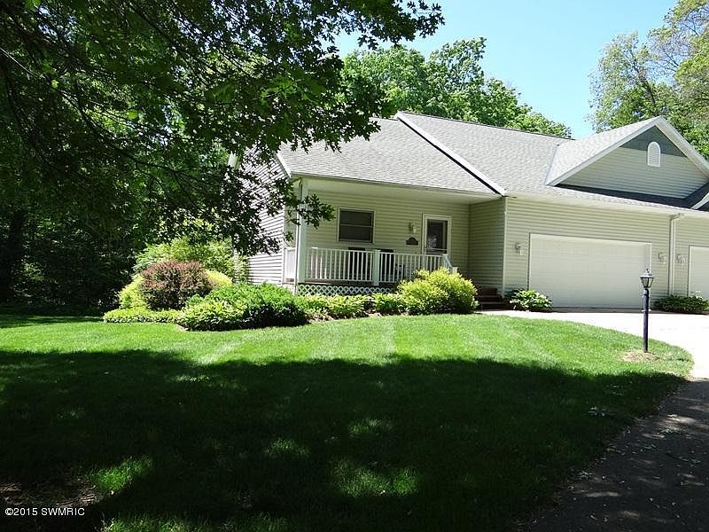 1st image of 979 Maple Woods Dr