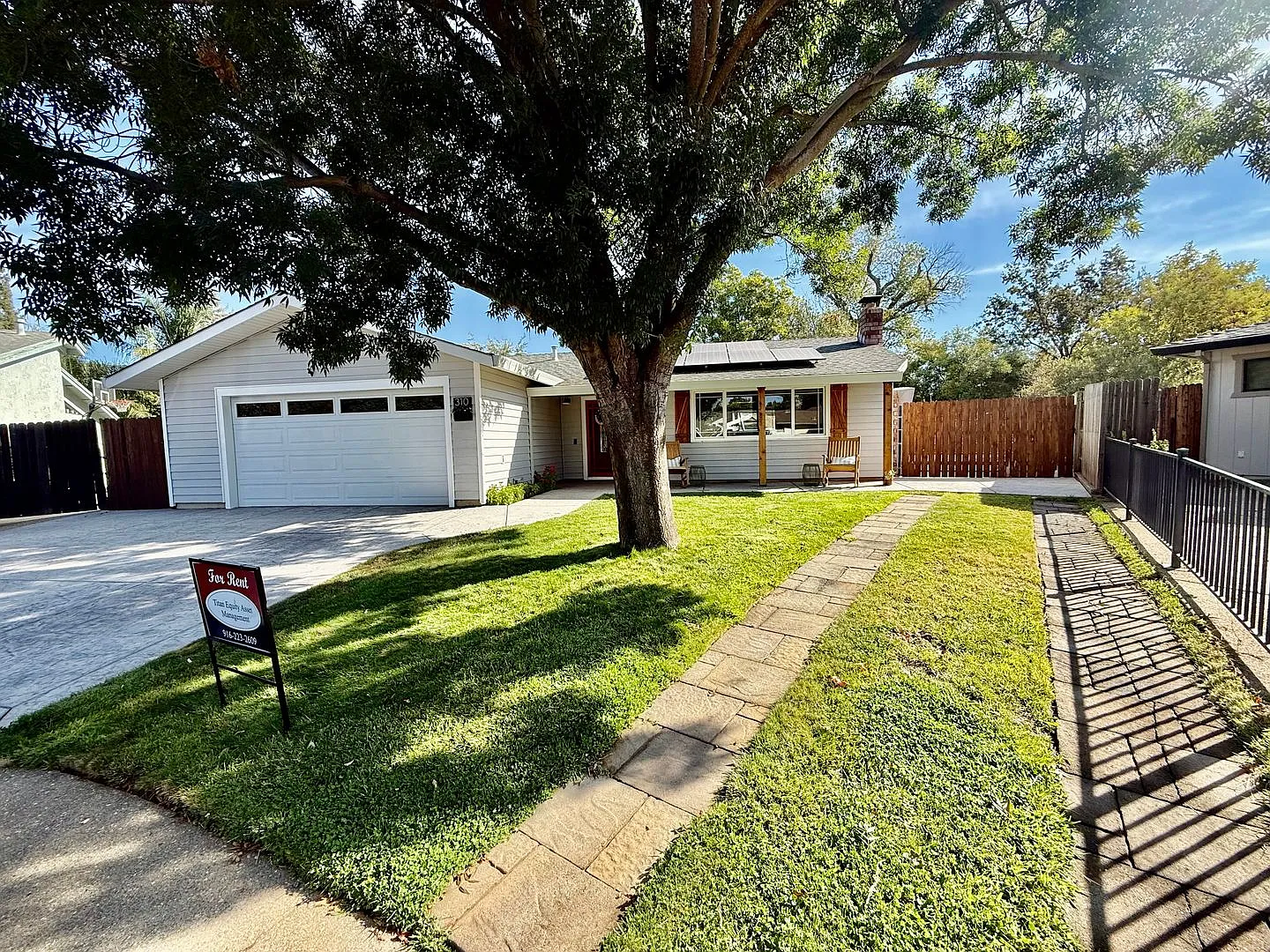 Home with a pool and RV access available NOW — Photo 2