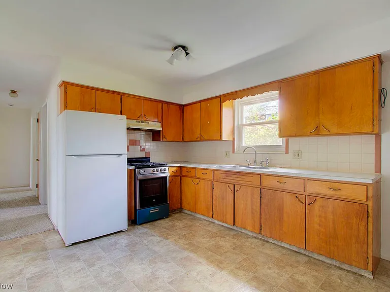 1445 Hyde Park Ave — Photo 9