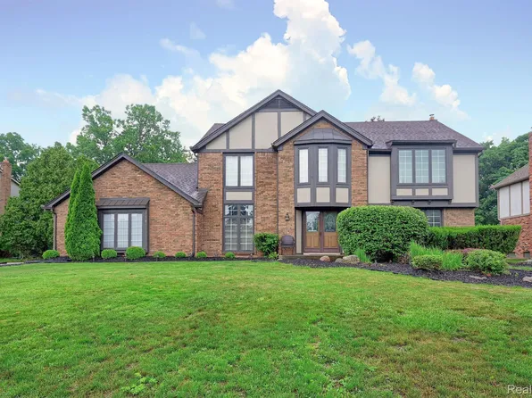 37300 Tina Dr, Farmington Hills, MI 48335