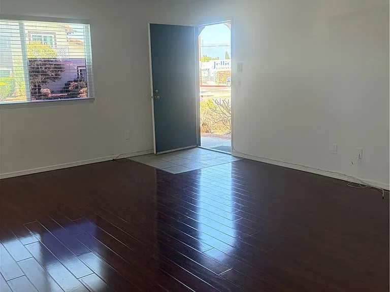1439 Jellick Ave #B — Photo 4