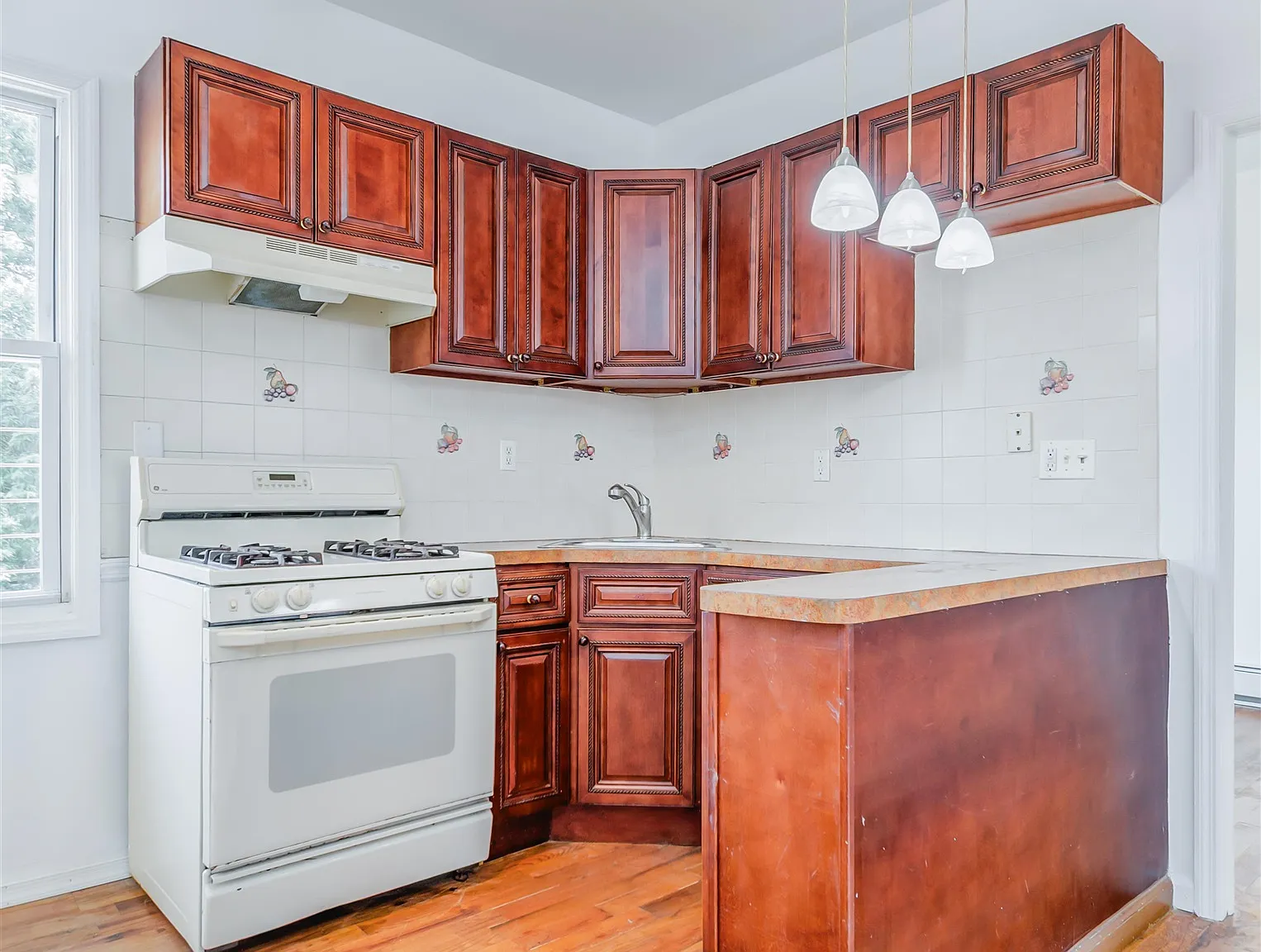 2 bed, 1.0 bath, $1,800 — Photo 3