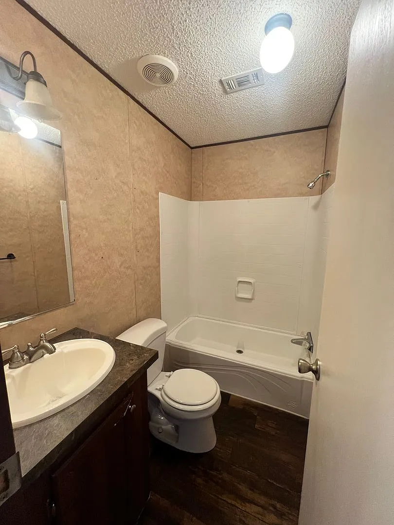 3 Bedroom / 2 Bathroom Home Utilities Not Included — Photo 2