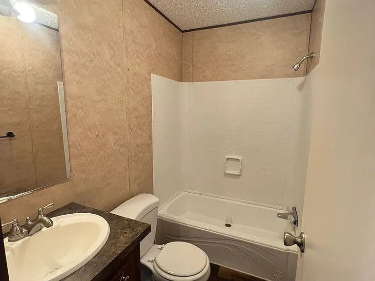 512 W Alabama Ave — Photo 2
