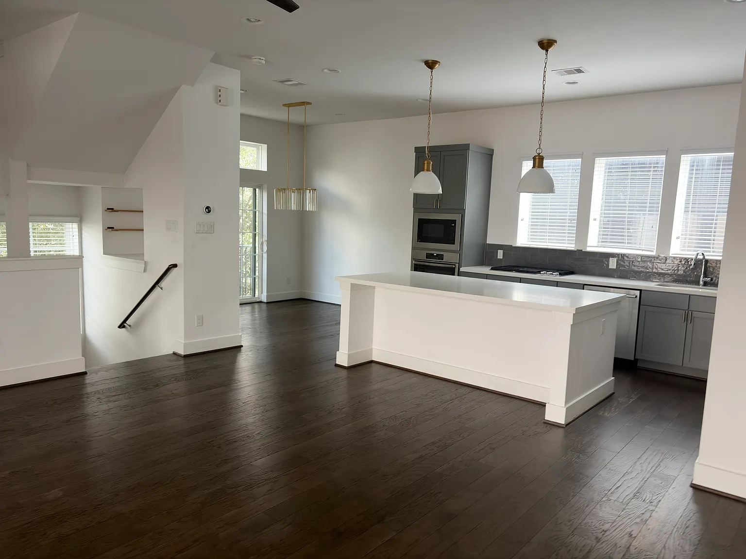 3 bed, 3.5 bath, 2163 sqft, $3,200 — Photo 2