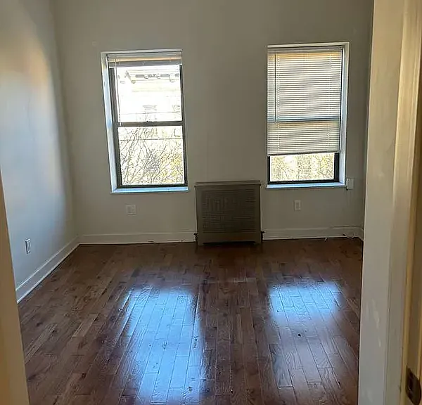 504 Seneca Ave #3R — Photo 4