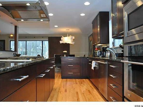 5th image of 825 Stratfordshire Dr