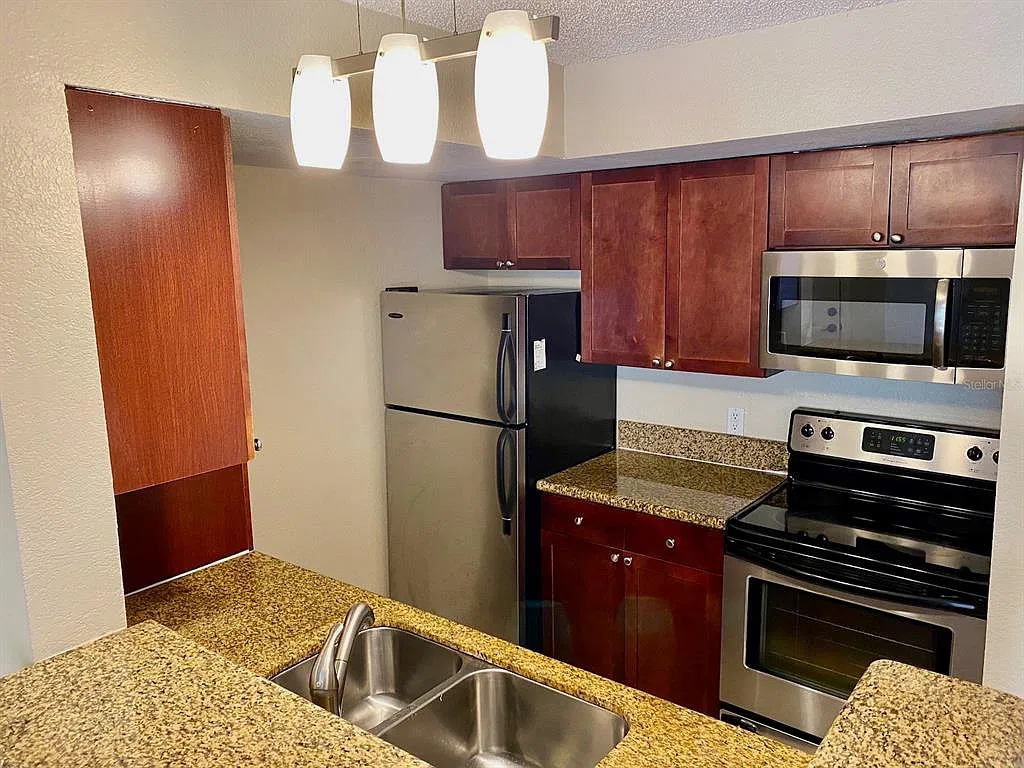 2 bed, 2.0 bath, 988 sqft, $1,630 — Photo 3