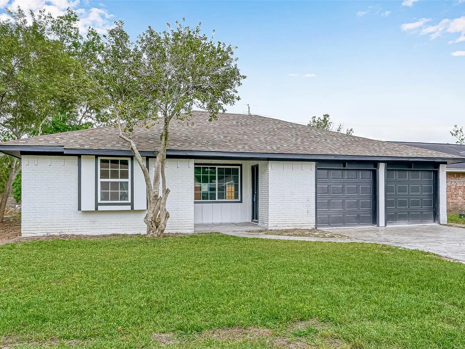 3 bed, 2.0 bath, 1328 sqft, $1,900 — Photo 2