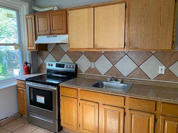 Full Eat-In Kitchen / Cocina Comedor Completa