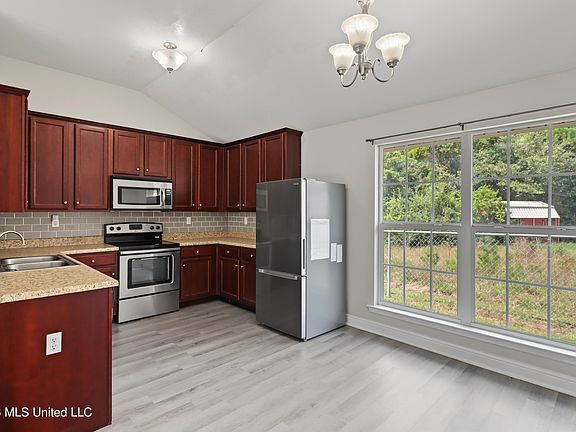 5th image of 28 Marlin Ln
