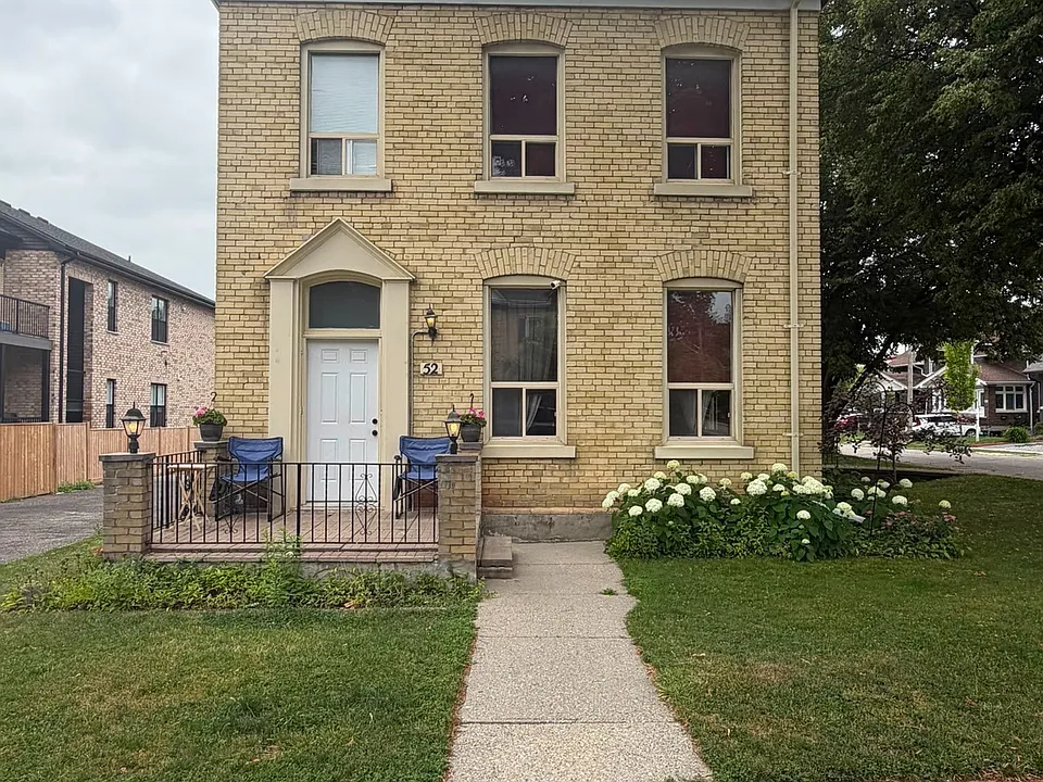 52 Wellington St S #1