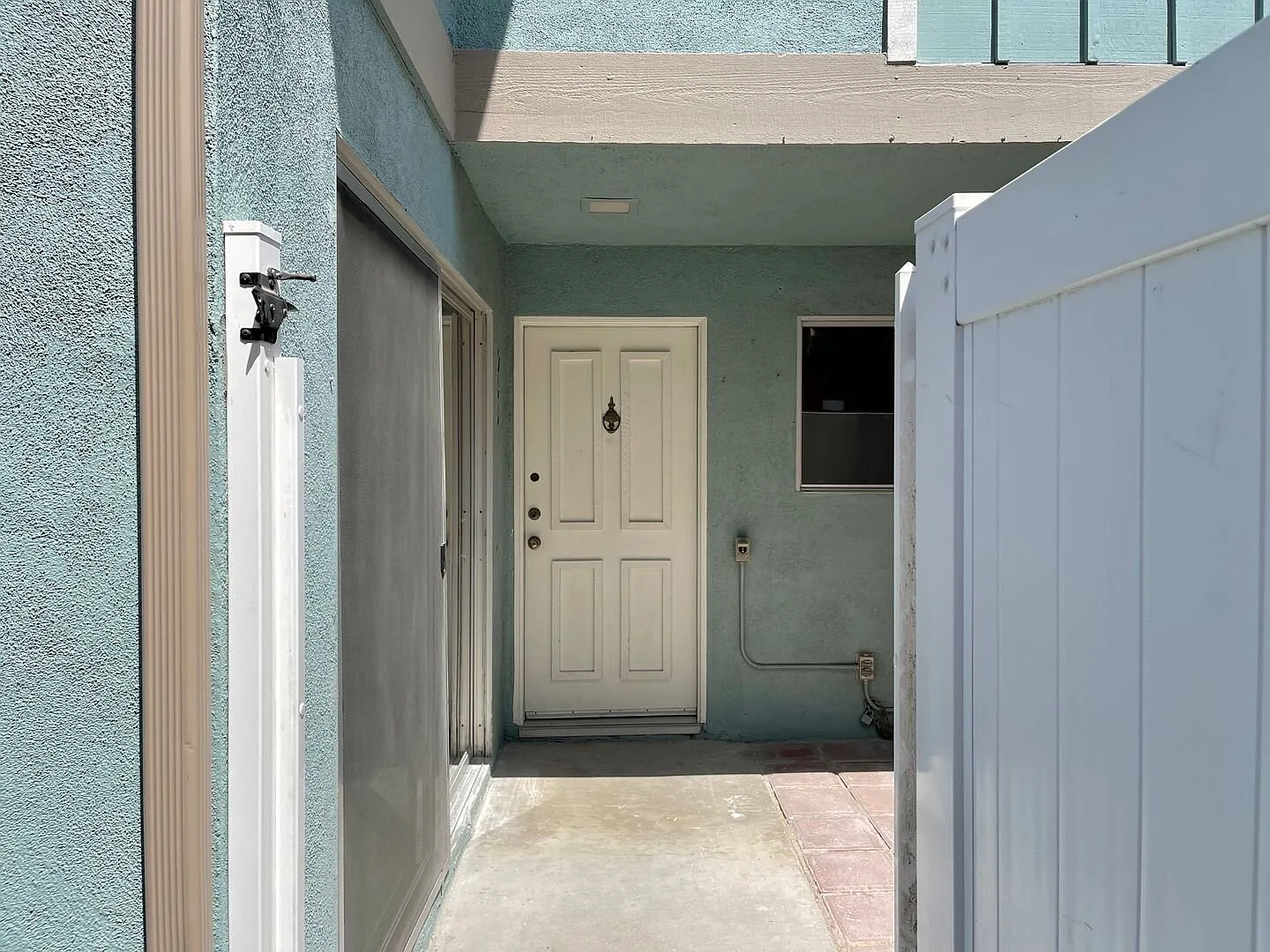 2 Bedroom + 1.5 Bathroom Condo | Pierpont Beach | Ventura | Unfurnished — Photo 4