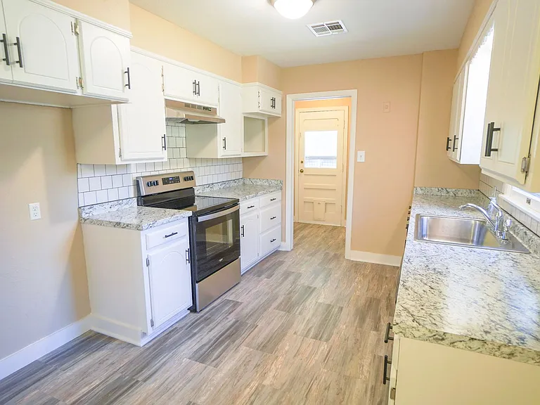 1131 W Brooks St — Photo 5