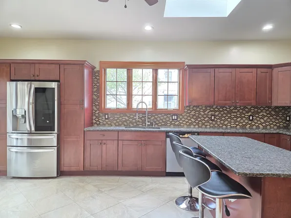 561 Avenue East image 3 of 36