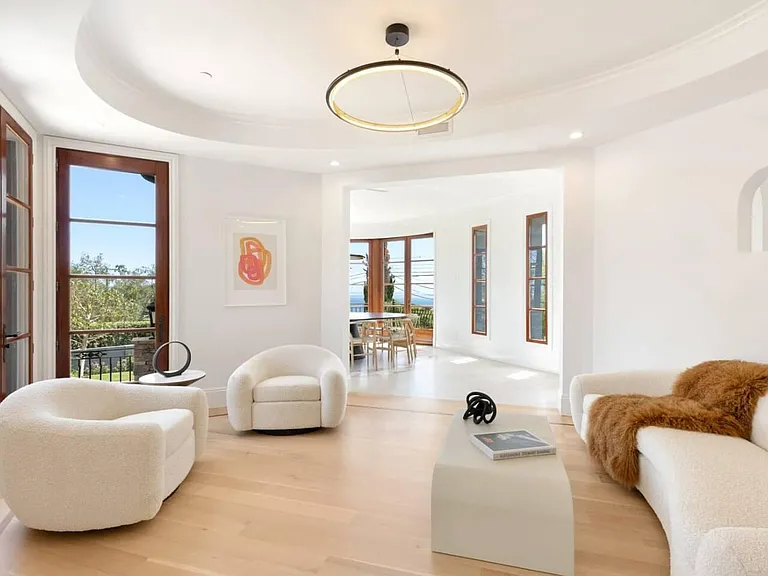 Cocktail room, perfect for entertaining!