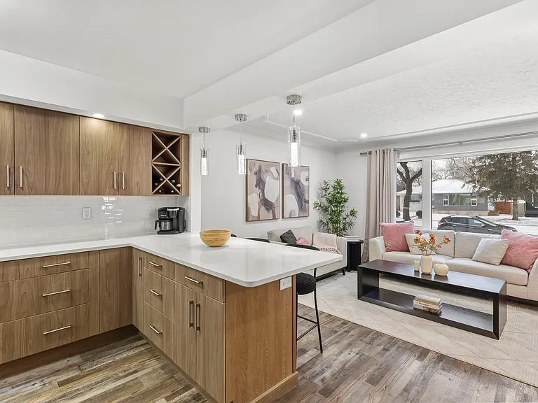 639 Brock St #639 — Photo 9