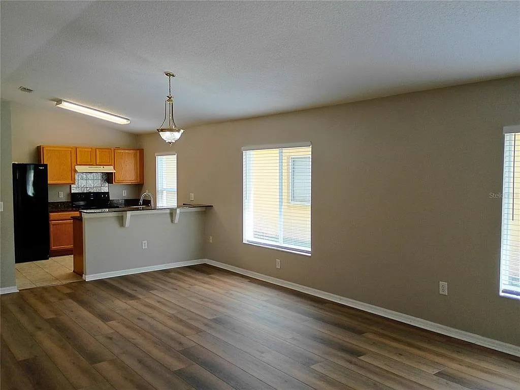 3 bed, 2.0 bath, 1434 sqft, $2,300 — Photo 3
