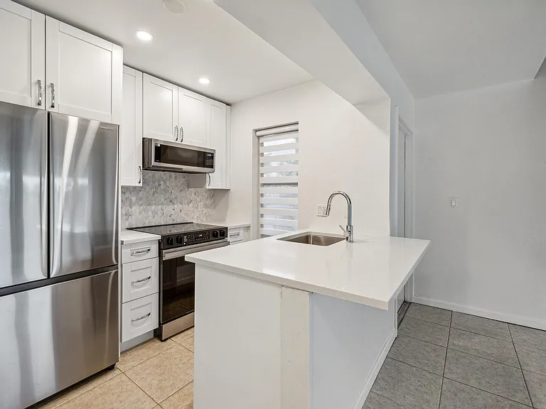 410 SE 13th St #4 — Photo 4