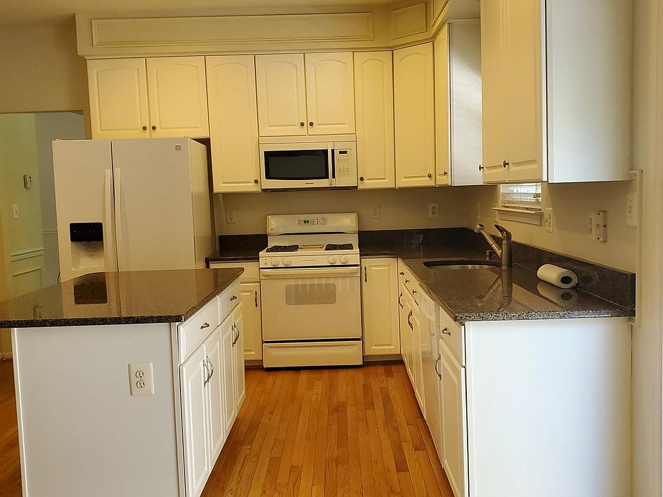 2nd image of 504 Cross Creek Ct