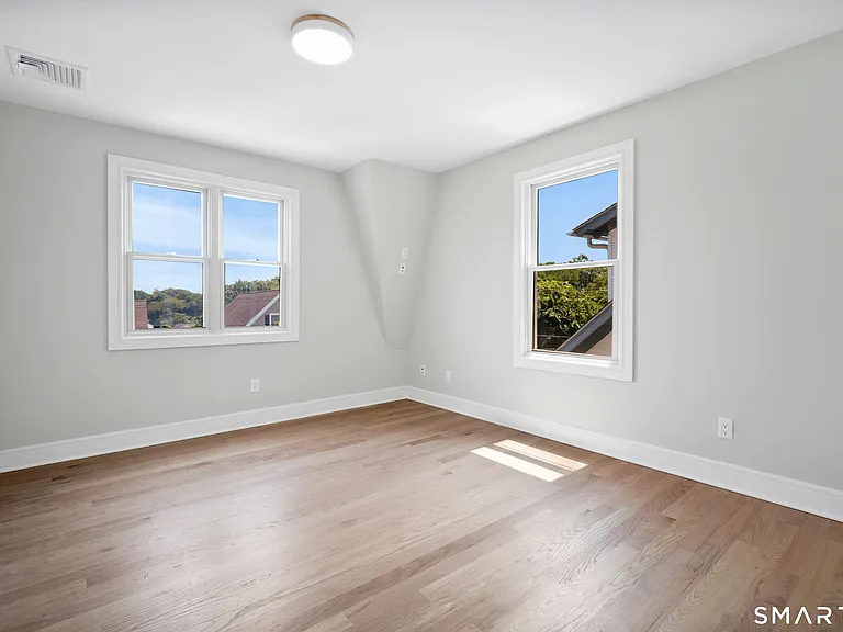 115 E Elm St — Photo 14