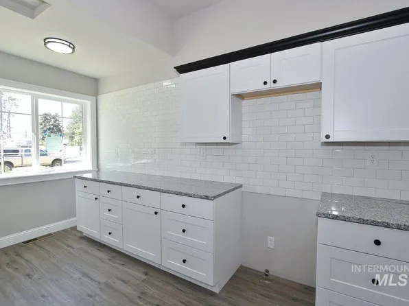121 NW 2nd St, Ontario, OR 97914