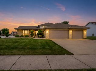 9188 Maple Dr, Saint John, IN 46373